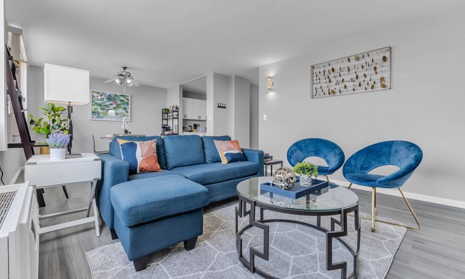 West Lawn Copropriété | 30 mins to downtown stunning high rise condo! close to Midway Airport, Shopping.