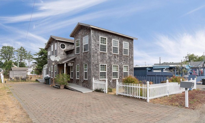 Ocean Park Maison | 30 NIGHT MINIMUM, near beach, Pets, yard w/play set (AllInn)