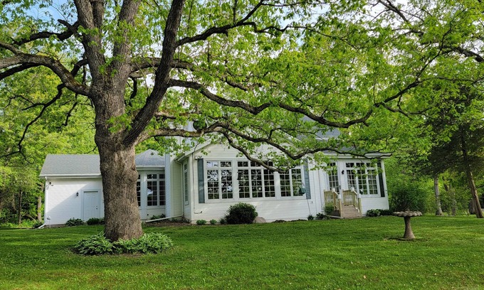 Burlington Maison | 3000 sq ft home - Private 25 acres on a river - 45 min from Milwaukee or Madison