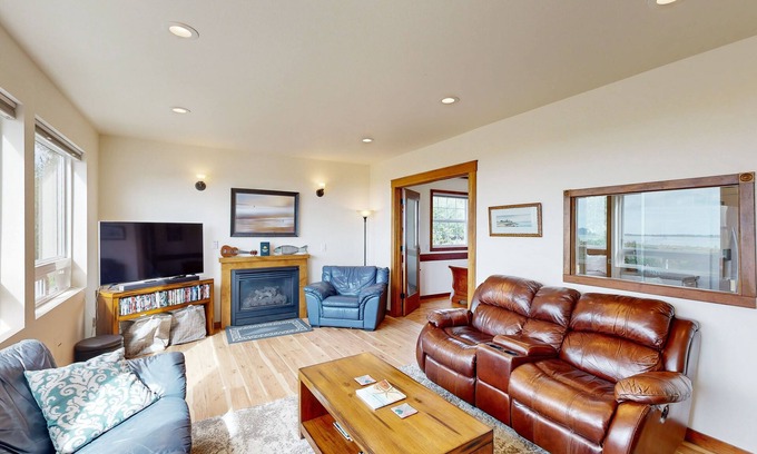 Ilwaco Maison | 3000 sq ft private home with bay views, pool table, firepit, outdoor bar & grill