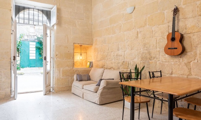 Xewkija Appartement | 300yr old farm converted into welcoming Tiny Home