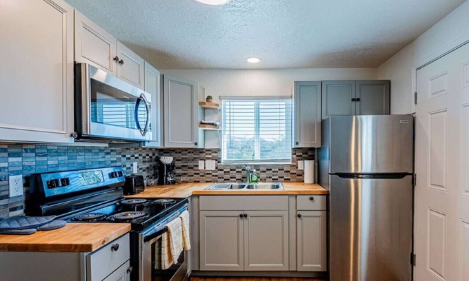 University Heights Appartement | 305 Princeton Suite 7 Overlooking NobHill