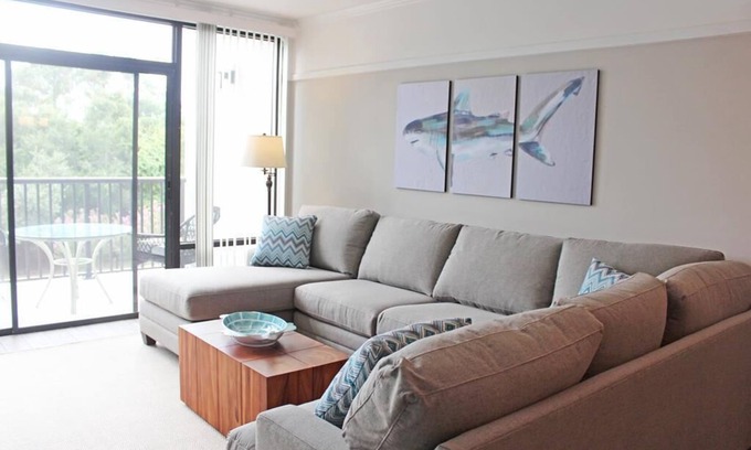 North Litchfield Beach Copropriété | 307 Litchfield Retreat, Renovated Condo, Partial Ocean Views, Pool