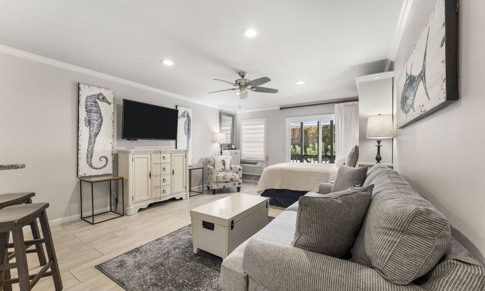 Inlet Beach Copropriété | 30A Inlet Sands 105 | Walk to Beach & Rosemary! Private Patio w/ Pool Access!