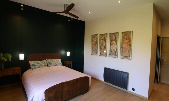 La Ferte-Saint-Aubin Lit Et Petit-Déjeuner | Chambre d'hôtes style 30s avec petit déj inclus, lit 180 cm, Wifi