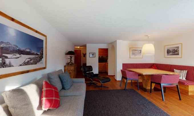 Surlej Appartement | Appartement de 3½ pièces au rez-de-chaussée, hall d'entrée avec armoire, salon a