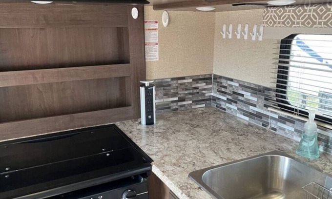 Springfield Maison | 32 ft Motorhome Sleeps 10!