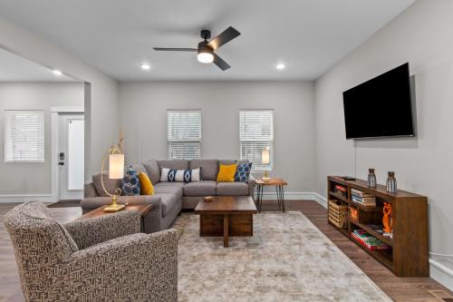 The Gate Maison | 3323 Uptown Elegant Escape