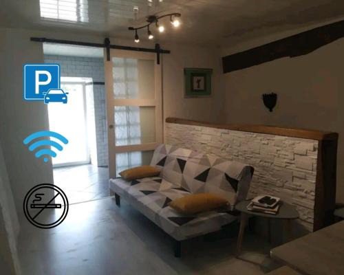Coupru Appartement | 35 min Disney - Paris - Family room at homestay with bathtub and dining - lounge area - secure parking - 5 people and 1 baby - duplex with independent entrance on 1rst floor at inhabitant's house