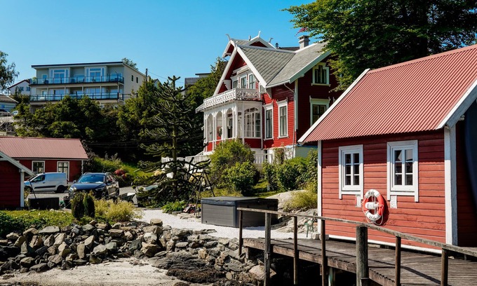 Godvik Appartement | "350" - Beautiful and cozy apartment with charm in historic villa by the sea.