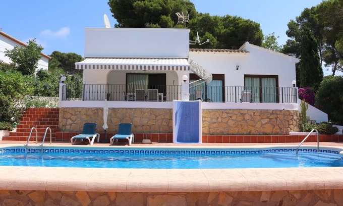 Moraira Villa | SITUÉ À SEULEMENT 350 MÈTRES DU CENTRE, ALLEZ MANGER À LA VILLE SANS VOITURE!!!