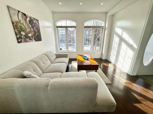 Brampton Maison | 3500 SqFt - Modern and Comfort - 4 BDRM Getaway - Relax - Unwind - Explore - Near Airport & Toronto Downtown