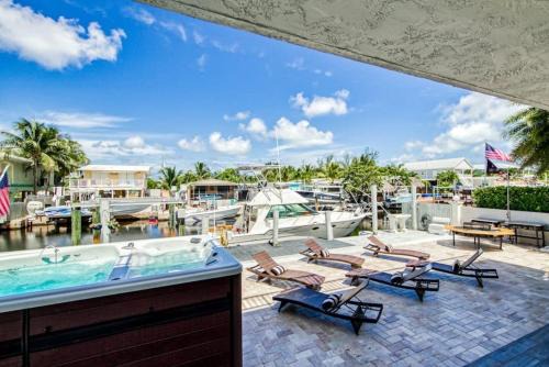 Twin Lakes Appartement | 350A Waterfront Oasis with hot tub
