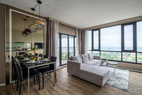 Tha Thaewawong Appartement | 360 Seaview 2BR 22F Sriracha Beach by น้องมังคุด