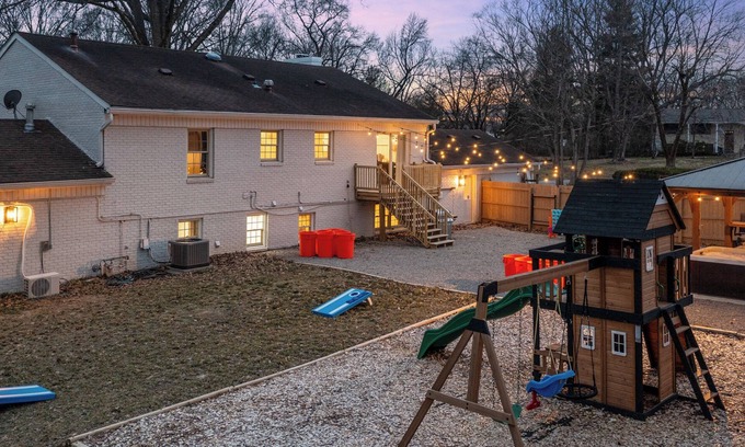 Jeffersonville Maison | Sleeps 18~Game room~2 Kitchens~Awesome backyard