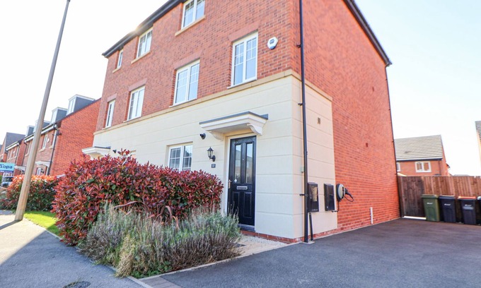 Chester Maison | 37 DEVANA GARDENS, pet friendly, with a garden in Chester