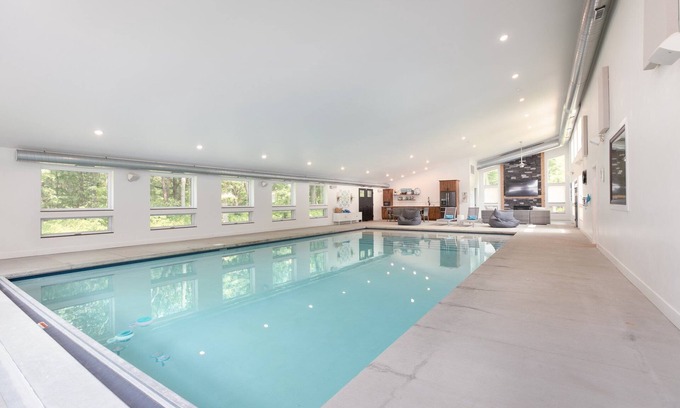 Niles Maison | 38-Acres of Luxury by Notre Dame, 9BR, Indoor Pool