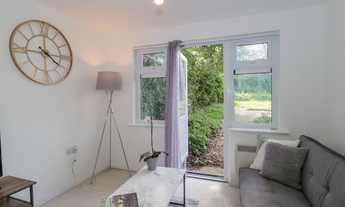 Cliffe Pypard Maison | 38 CLYFFE PYPARD, family friendly, with a garden in Lyneham