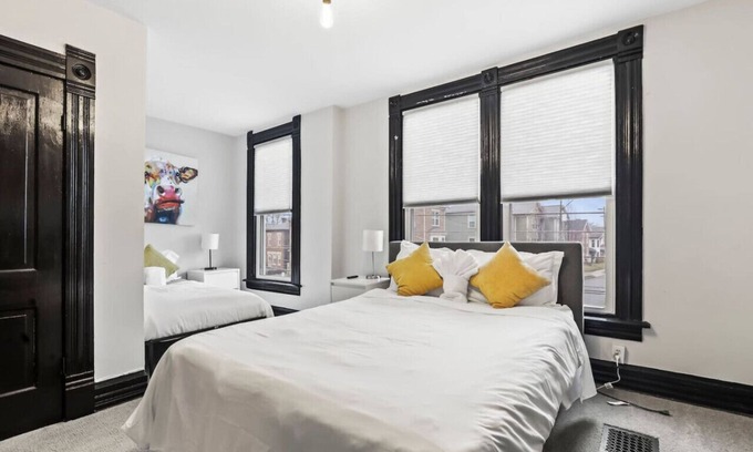 Livingston Park Maison | 38) Two Entire Houses in downtown! Hot tub + games