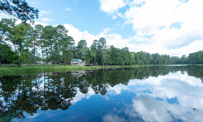 Jonesville Maison | 391-Acre Ranch Home with Private Lake, Pier, Paddleboat, Lake View, Game Room