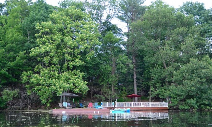 Hopatcong Maison | 3Acre LakeParadise SwimmingPool & Jacuzzi HotTub!