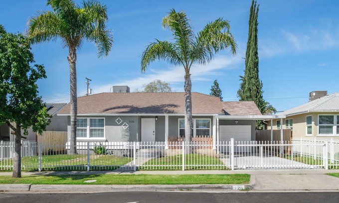 Fresno Maison | 3B/2Bth Clean, Cozy, Convenient