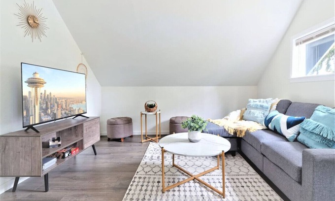 Greenwood Maison | 3b2b Upper Unit @Central Seattle