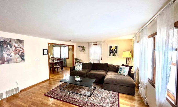 Waltham Appartement | 3bd/1ba apartment with parking 2230