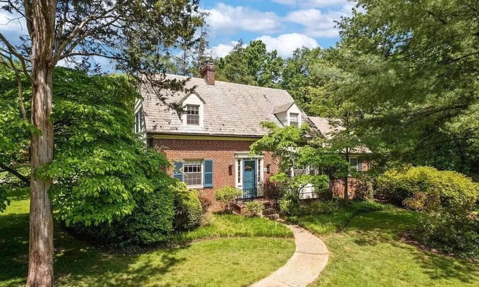 Bethesda Maison | 3Bd/2.5ba Townhome in Bethesda nr NIH and Metro