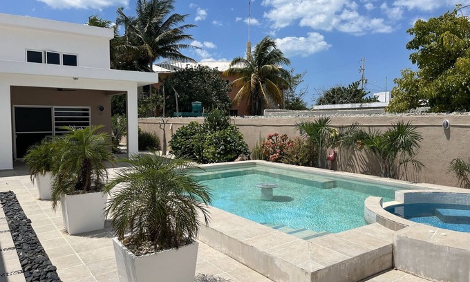 Progreso Municipality Maison | 3BD/2B-w/2 Kingsize bedrooms-House-Near Beach-Pool-Hottub-Lrg Patio-pet friendly