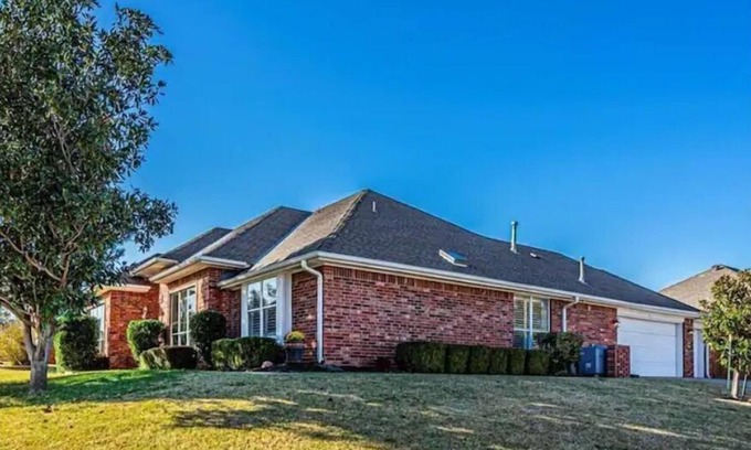 Oklahoma City Maison | 3BD 2Bath Sleep 8 Tornado shelter Whole home Safe Area