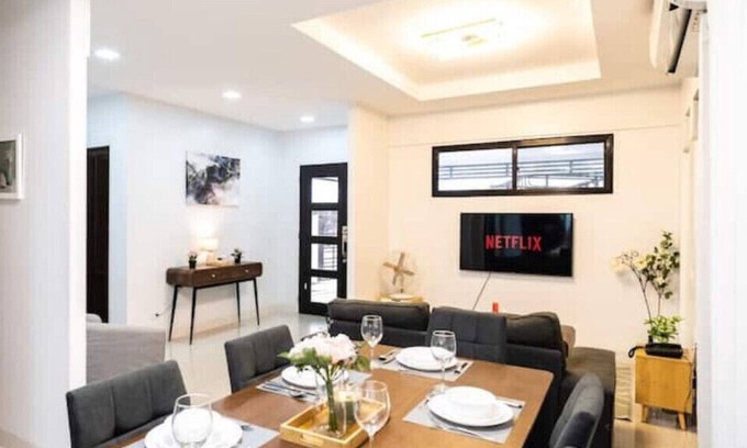 Barangay Pilar Village Maison | 3bd Lux City Oasis LAS PINAS