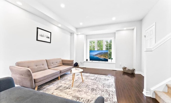 Kitchener Maison | 3BD Townhouse-Wifi-Kitchen-Patio