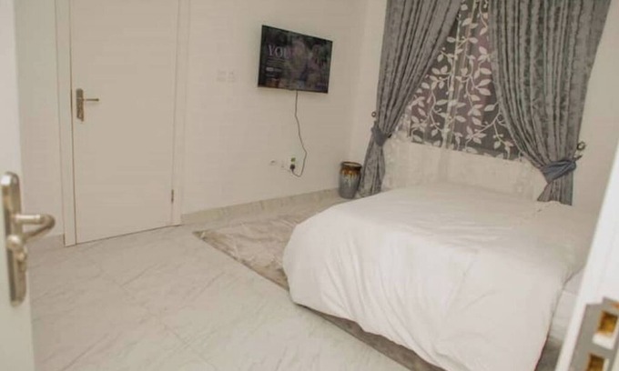 Ajah Maison | 3bed/24-7 Elec/WI-FI/Gym/close2Charterhouseschool