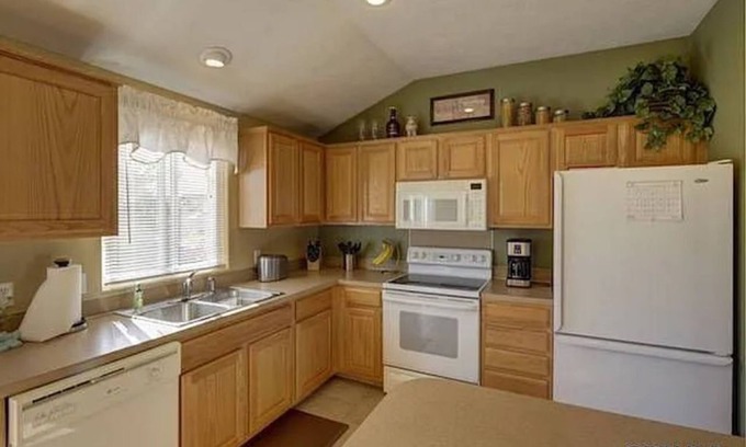 Omaha Maison | 3Bedrooms/2baths and finished basement! Washer&dryer included. Private yard