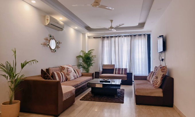 New Delhi Appartement | Palatial 3BHK Apartment,Relaxing Terrace,Greater Kailash-1, M Block Market