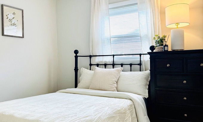 Forest Park Appartement | 3BR/1ba apt; fully furnished and equipped; in Forest Park
