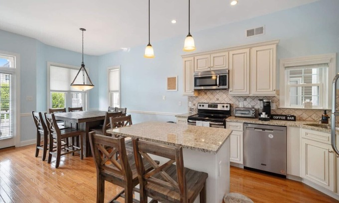 Gold Coast Maison | 3BR/2BA Modern Beach Home