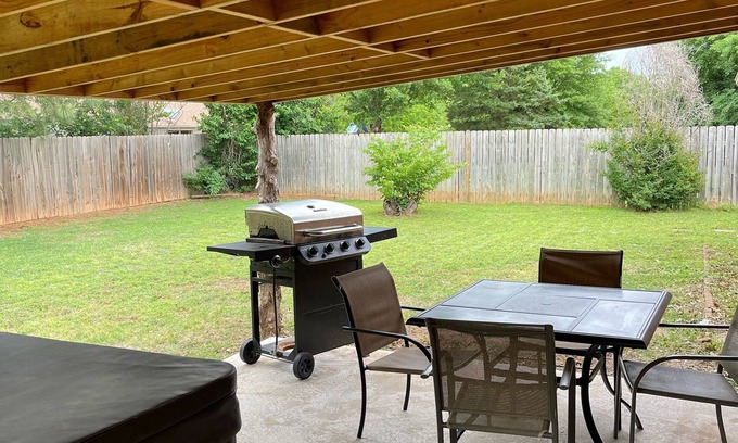 Stillwater Maison | 3br 2bath with patio hot tub and outdoor TV 2 miles from OSU