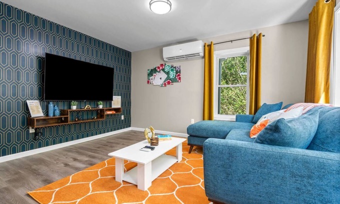 Westside Norwich Appartement | 3BR, 3 Queen Bed, 2.1Mi To Mohegan
