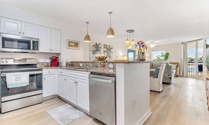 Cherry Grove Beach Copropriété | 3BR- 5th floor- Lake & Golf View condo|Short walk to beach| Resort Access|