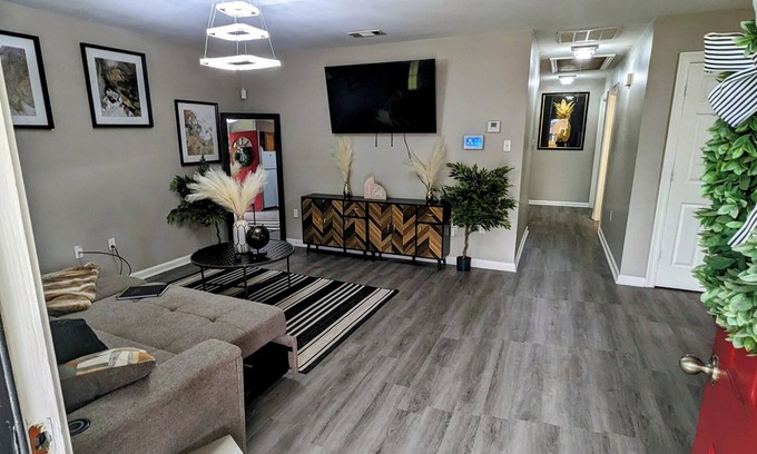 Mid City North Maison | 3BR Comfortable Green Haven nr Plants&Job Sites