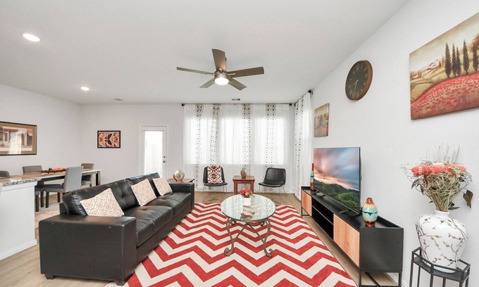 Katy Maison | 3BR Corporate & Family Getaway Near Katy Mills