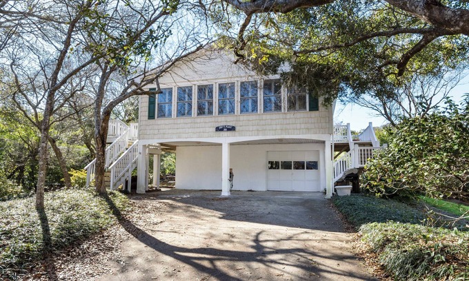 Emerald Isle Maison | 3BR Cottage Nestled in Live Oaks – Private Retreat w/Oceanfront Parking