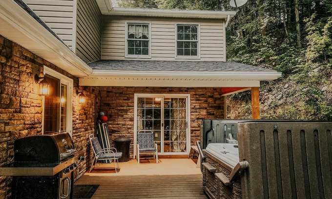 Millmont Cabine | 3BR Cozy Country Cabin w/ Hot Tub near Penns Creek