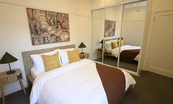 Glen Iris Maison | 3BR Glen Iris Gem – Sleeps 7, Near Train & Freeway with WiFi and AC