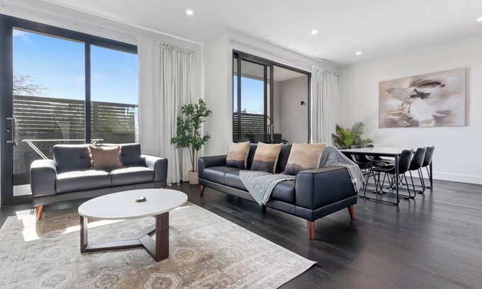Malvern East Maison | 3BR home in Malvern East with queen beds, full kitchen, laundry, WiFi, climate control and parking. Perfect for families or groups with easy access to Chadstone shopping centre, Monash uni, cafes, parks, shops, direct public transport to city.