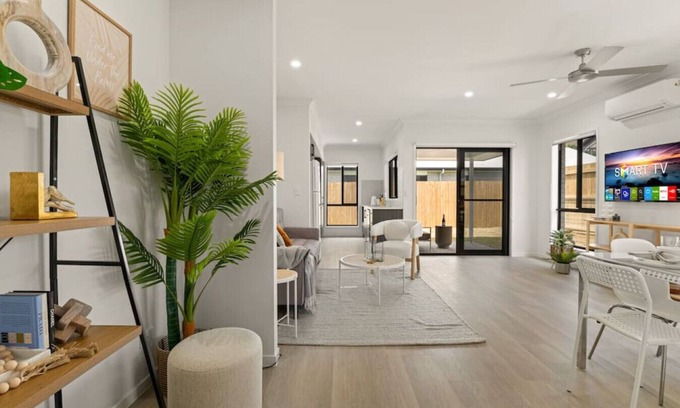 Browns Plains Maison | 3BR home w/ cozy interior design