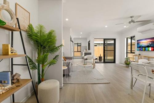 Browns Plains Maison | 3BR home with cozy interior design