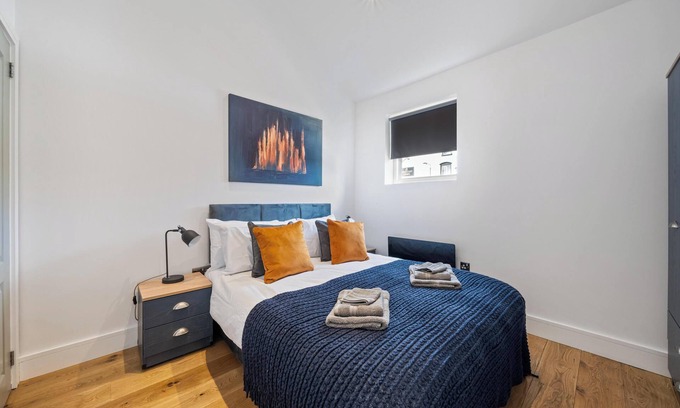 High Barnet Maison | 3BR House in Prime Barnet Location with Driveway